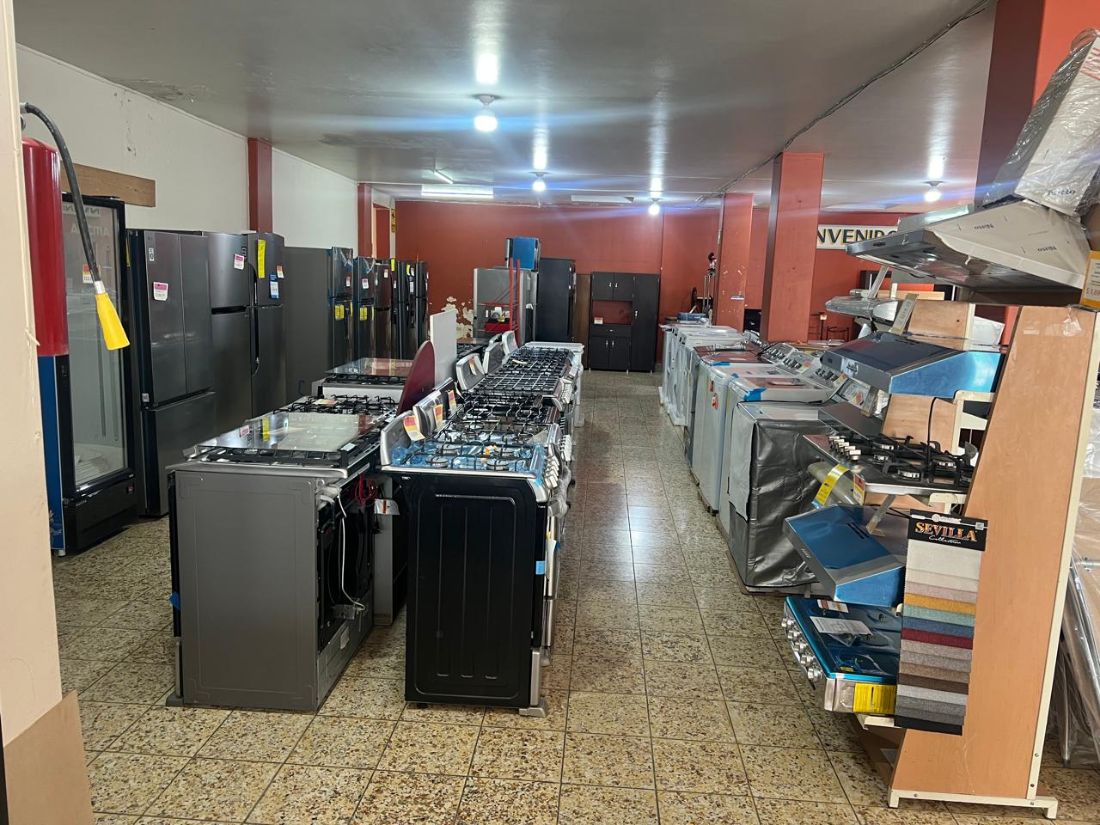 Pasillo de estufas, refrigeradores y lavadoras en exhibición